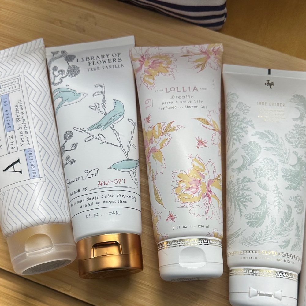 Lolli Poetic License Body Wash - White and Pink $60 x 4 pieces